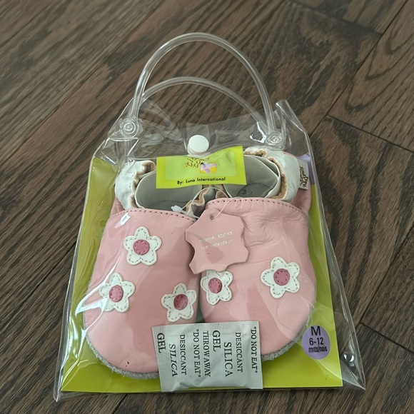 Gently used baby crawling shoes 6-12 months - Picture 1 of 1